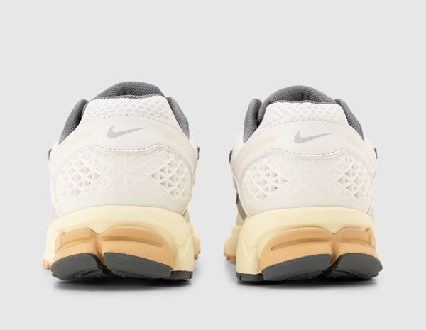 靴 Nike Women's Zoom Vomero 5 Summit White Nike Zoom Vomero 5 Women's Shoes. Nike CA