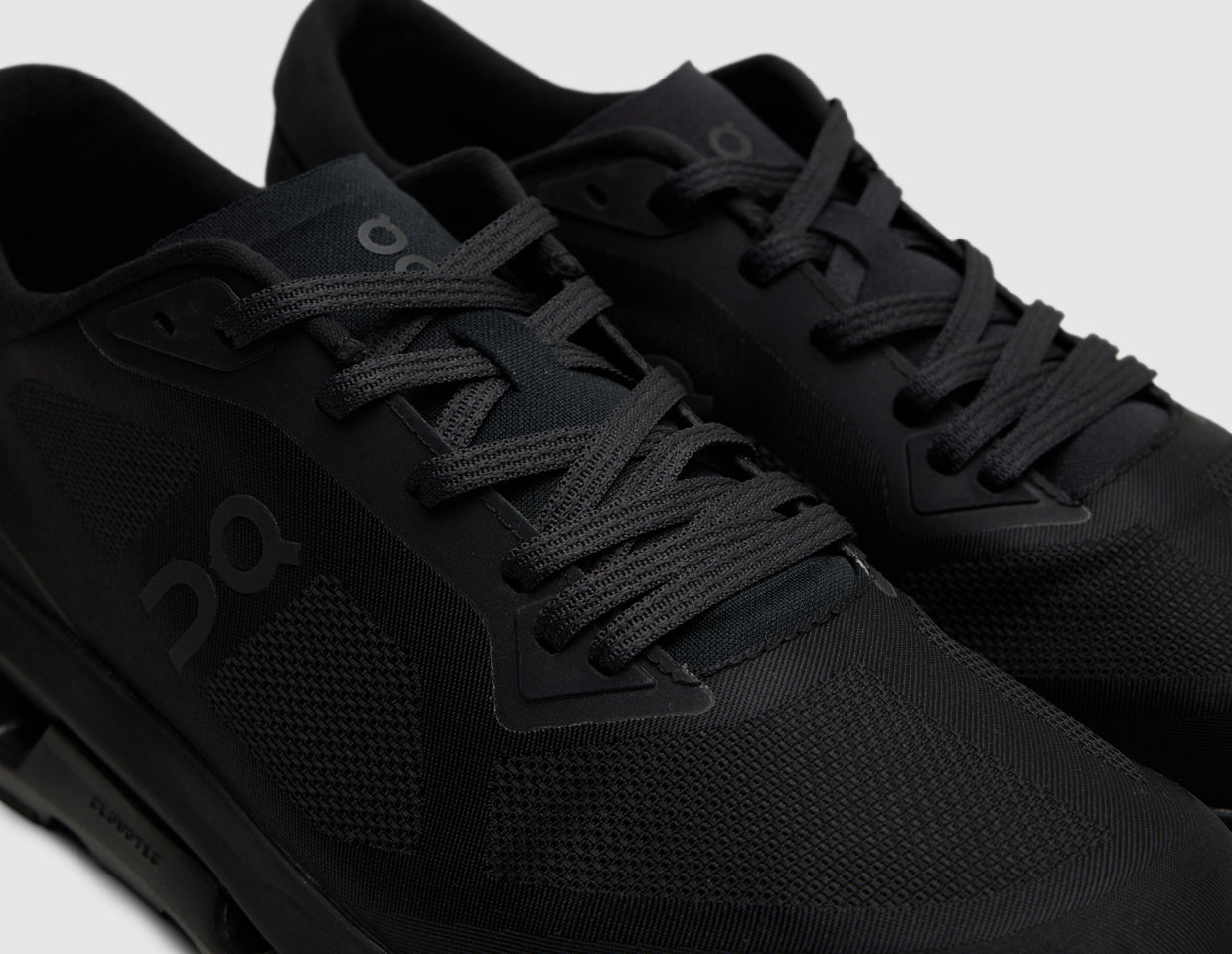 On Cloudzone Black / Black – size? Canada