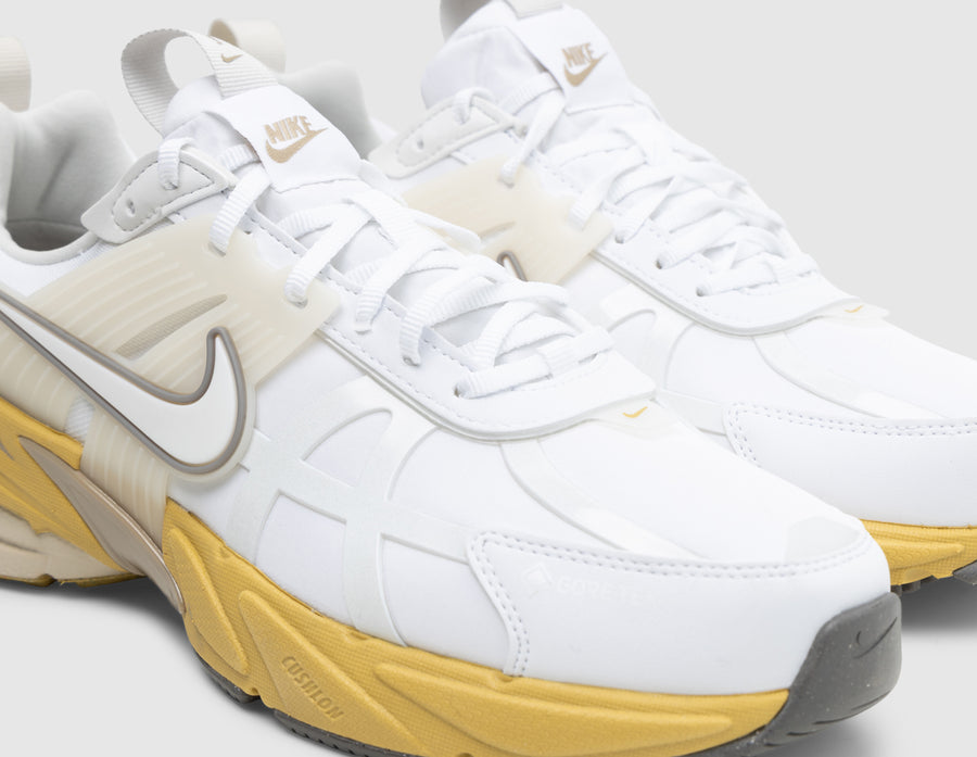 Nike Women's V2K Run GORE-TEX White / Summit White - Light Bone