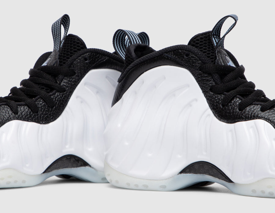 Nike Air Foamposite One White / Metallic Silver - Black